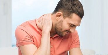 گریوا osteochondrosis کے ساتھ ایک آدمی کی گردن میں درد