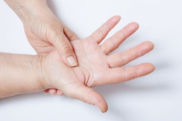 ہاتھ کا بے حس ہونا lumbar osteochondrosis کی علامات میں سے ایک ہے۔