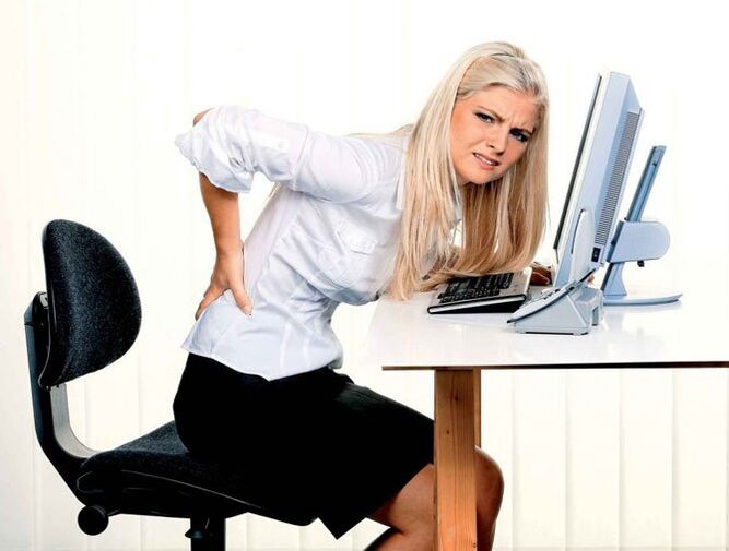 لڑکی کو کمر کا درد ہے